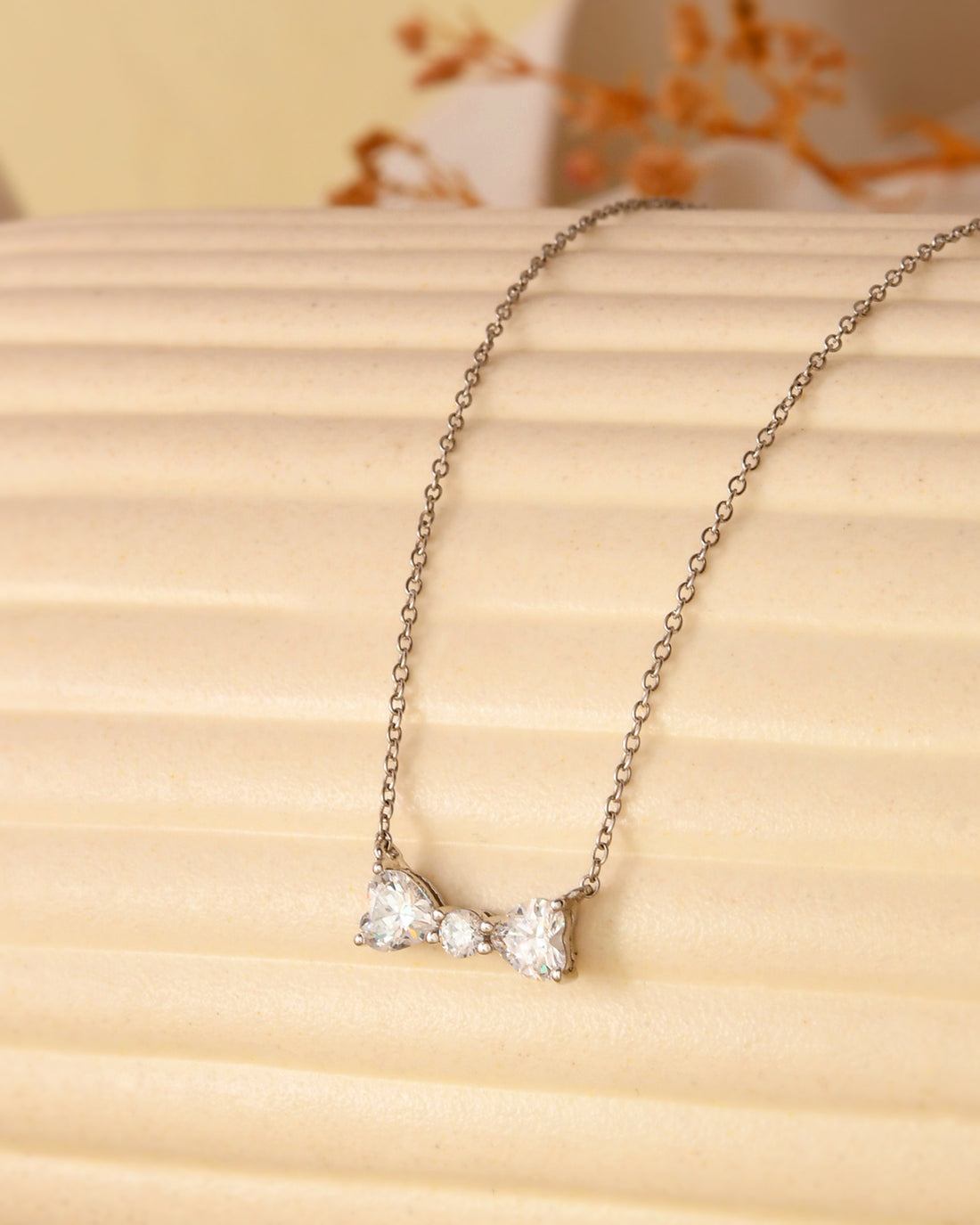Bow necklace